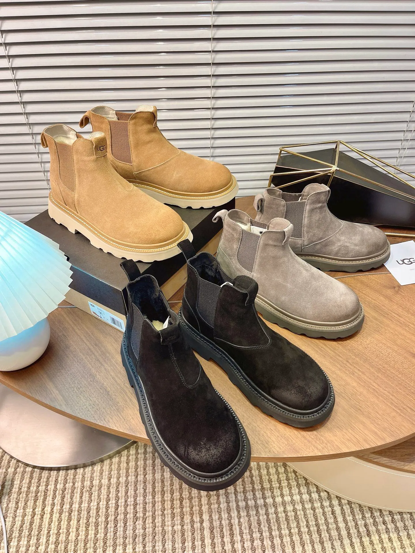 【UGG】 P: 600💰 Size: 40 to 44 (45 custom-made) 2025 new style 𝑼𝑮𝑮•Men's ◾️. Winter snow boots and fur shoes. The matching coefficient is also 100%. 💥Good-looking✨Fully fashionable and stylish when worn. 📈 Lager casual boots, lace-up style. The heels are decorated with hot embossed brand logos. Item No.: 1171113 Upper: high-quality cow suede Lining: sheepskin imported from Australia 🐑The inner lining is made of Australian lamb wool Outsole: EVA non-slip outsole. 45